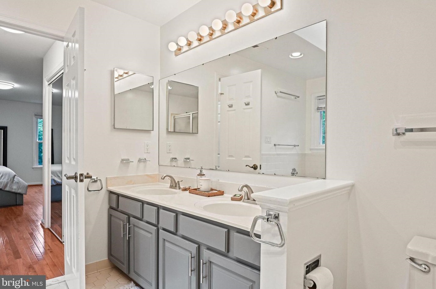 5252 Gln Mdw Rd, Centreville VA  20120-1354 exterior