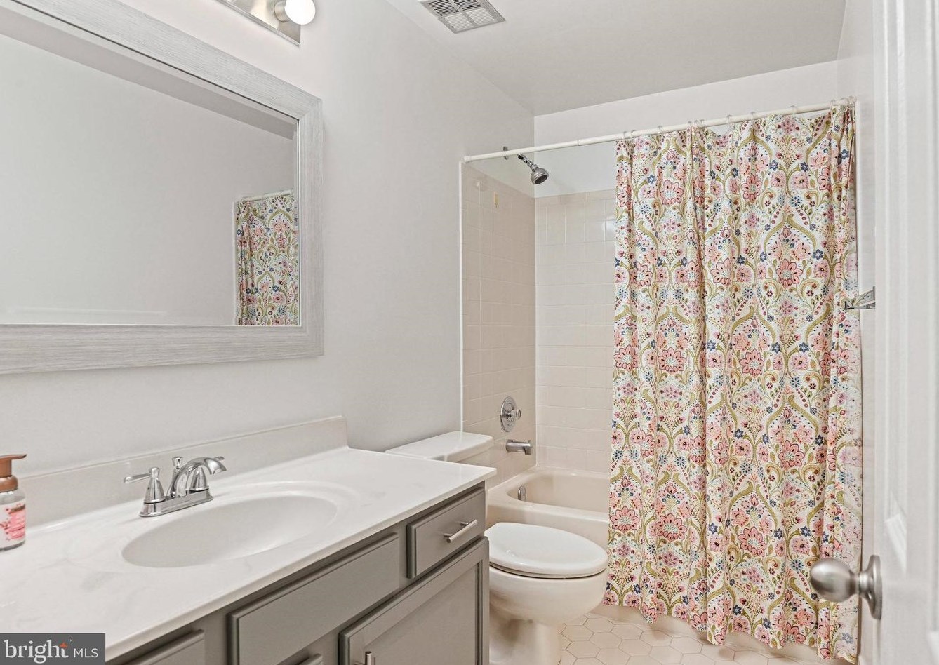 5252 Gln Mdw Rd, Centreville VA  20120-1354 exterior