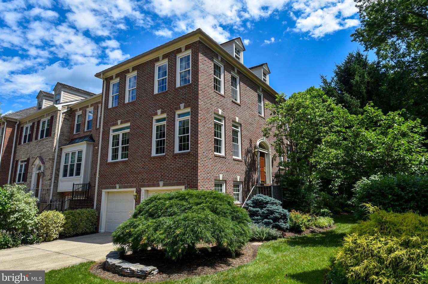 3907 Barcroft Mews Ct, Falls Church, VA 22041-1234
