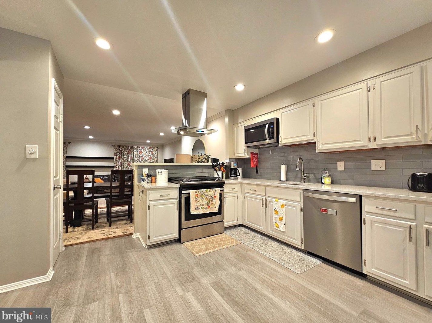 7823 Painted Daisy Dr, Springfield VA  22152-3850 exterior