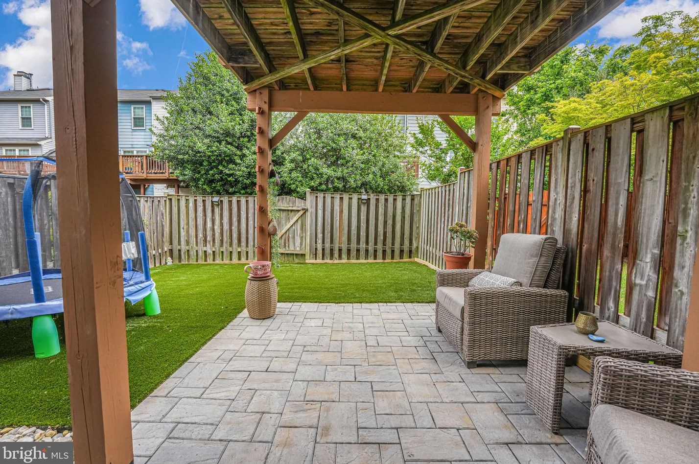 6007 Lands End Ln, Alexandria VA 22315-2666 exterior