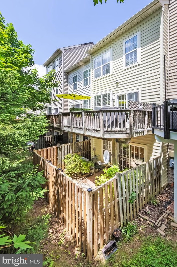 11425 Log Rdg Dr, Fairfax VA  22030-8528 exterior