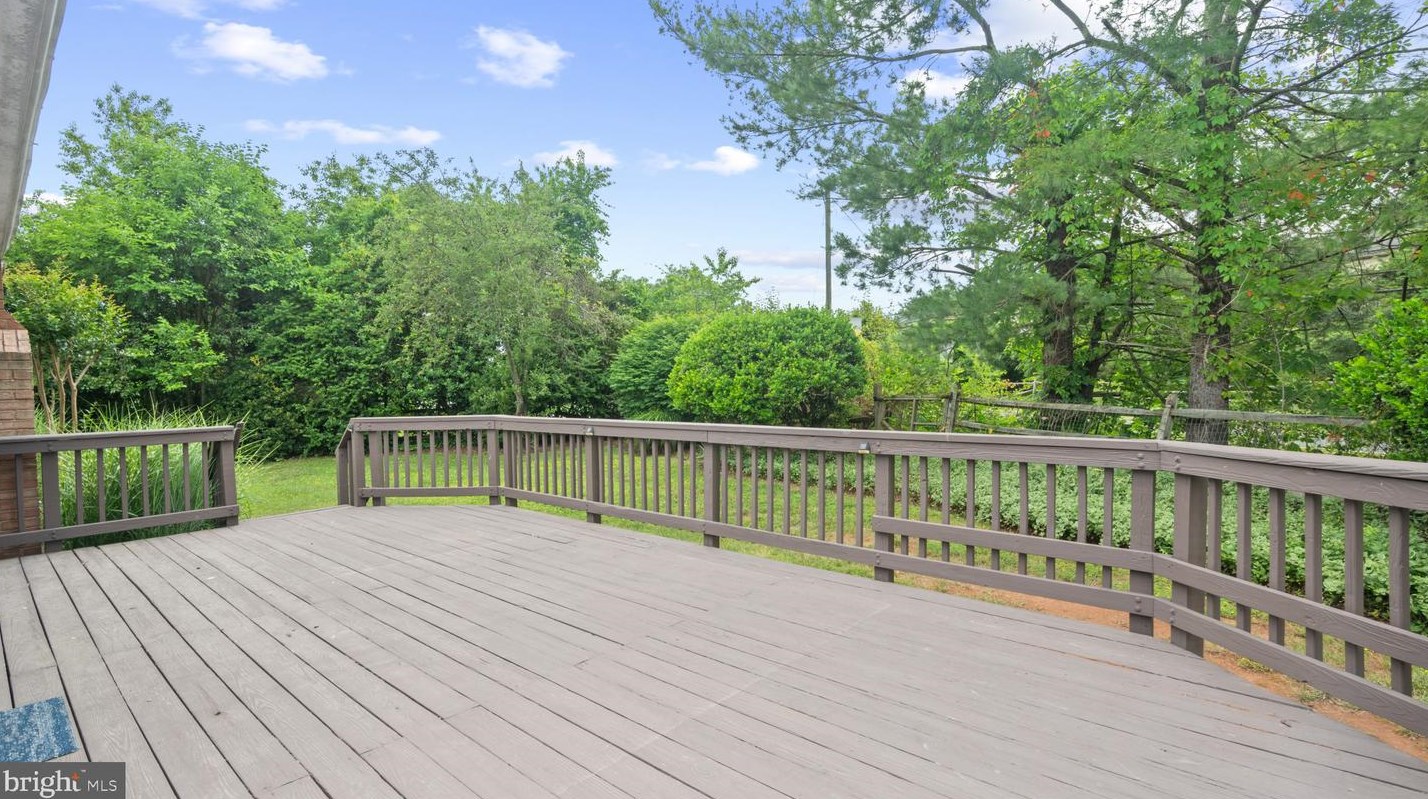 13910 Deviar Dr, Centreville VA  20120-1223 exterior