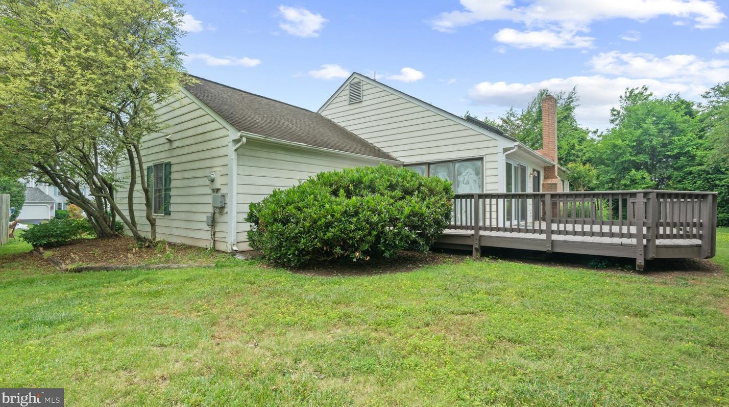 13910 Deviar Dr, Centreville VA  20120-1223 exterior