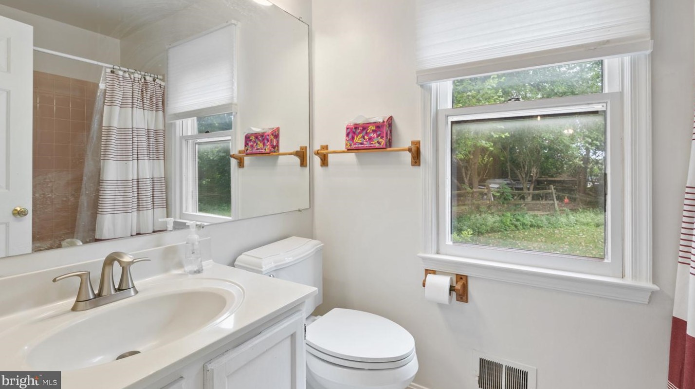 13910 Deviar Dr, Centreville VA  20120-1223 exterior