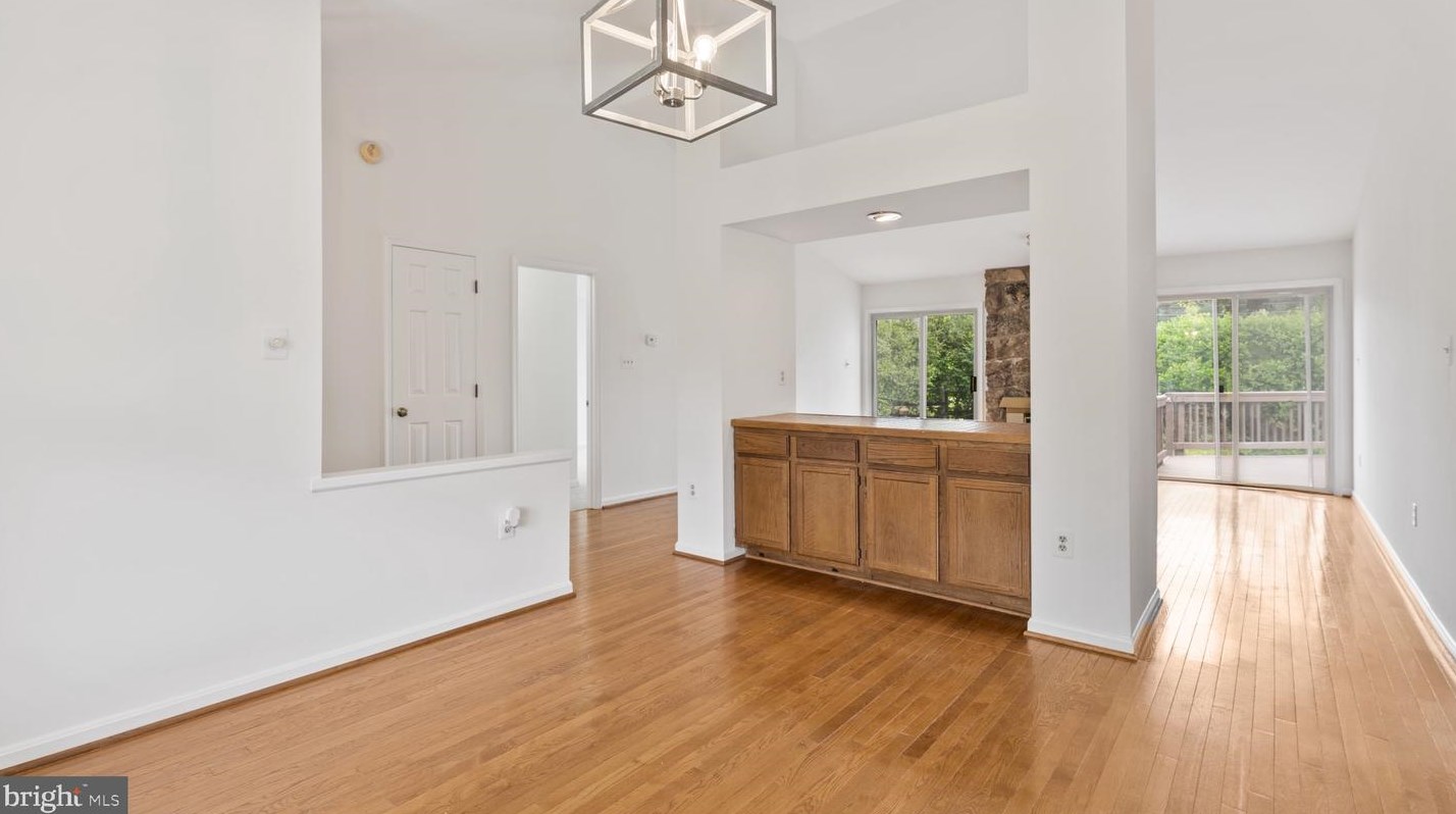 13910 Deviar Dr, Centreville VA  20120-1223 exterior