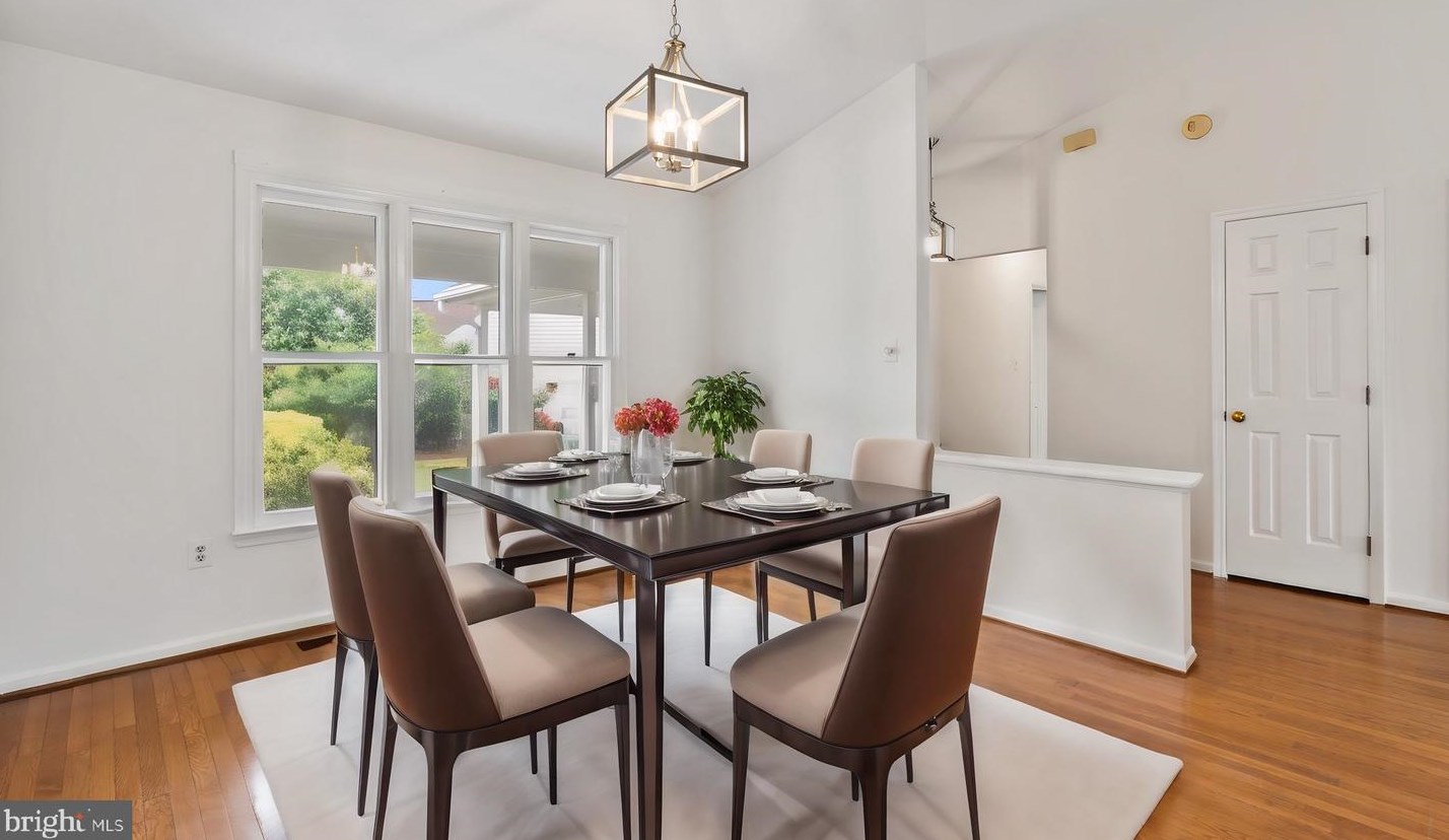 13910 Deviar Dr, Centreville VA  20120-1223 exterior