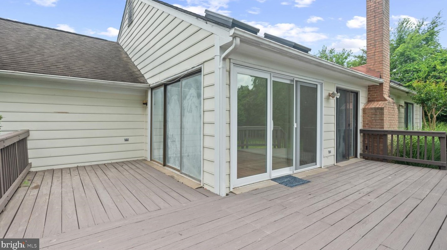 13910 Deviar Dr, Centreville VA  20120-1223 exterior