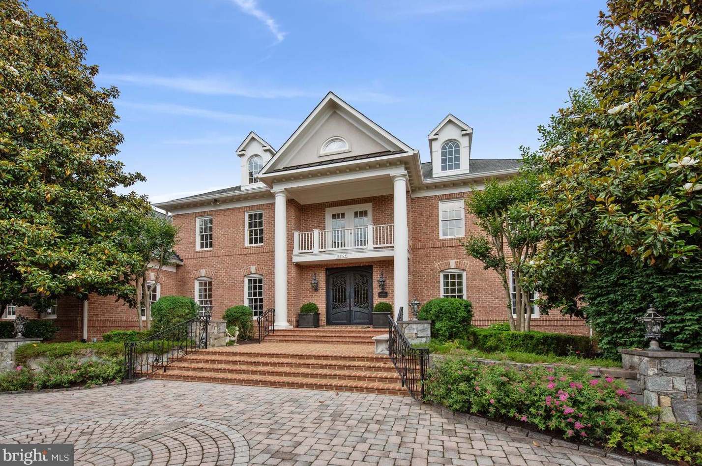 8894 Windy Ridge Way, Mc Lean, VA 22102-1558