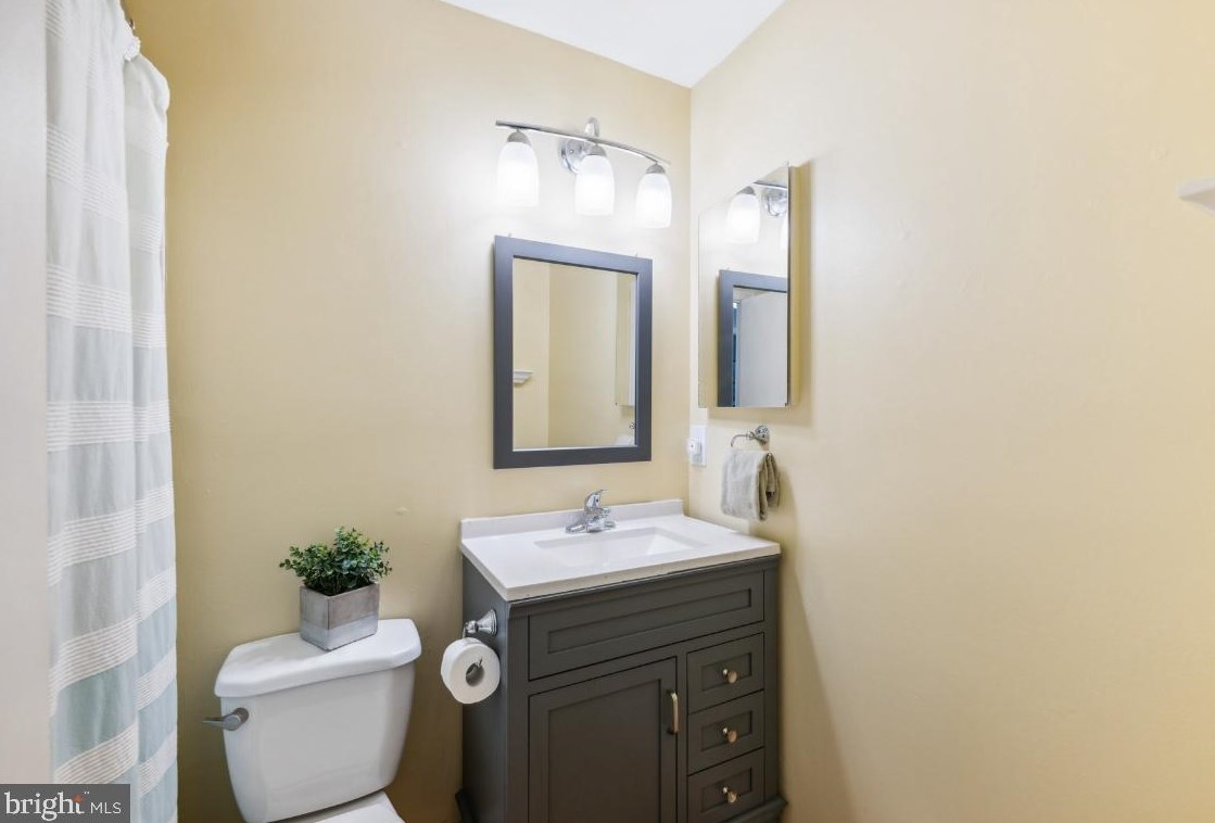 6120 Stonepath Cir, Centreville VA  20120-3422 exterior