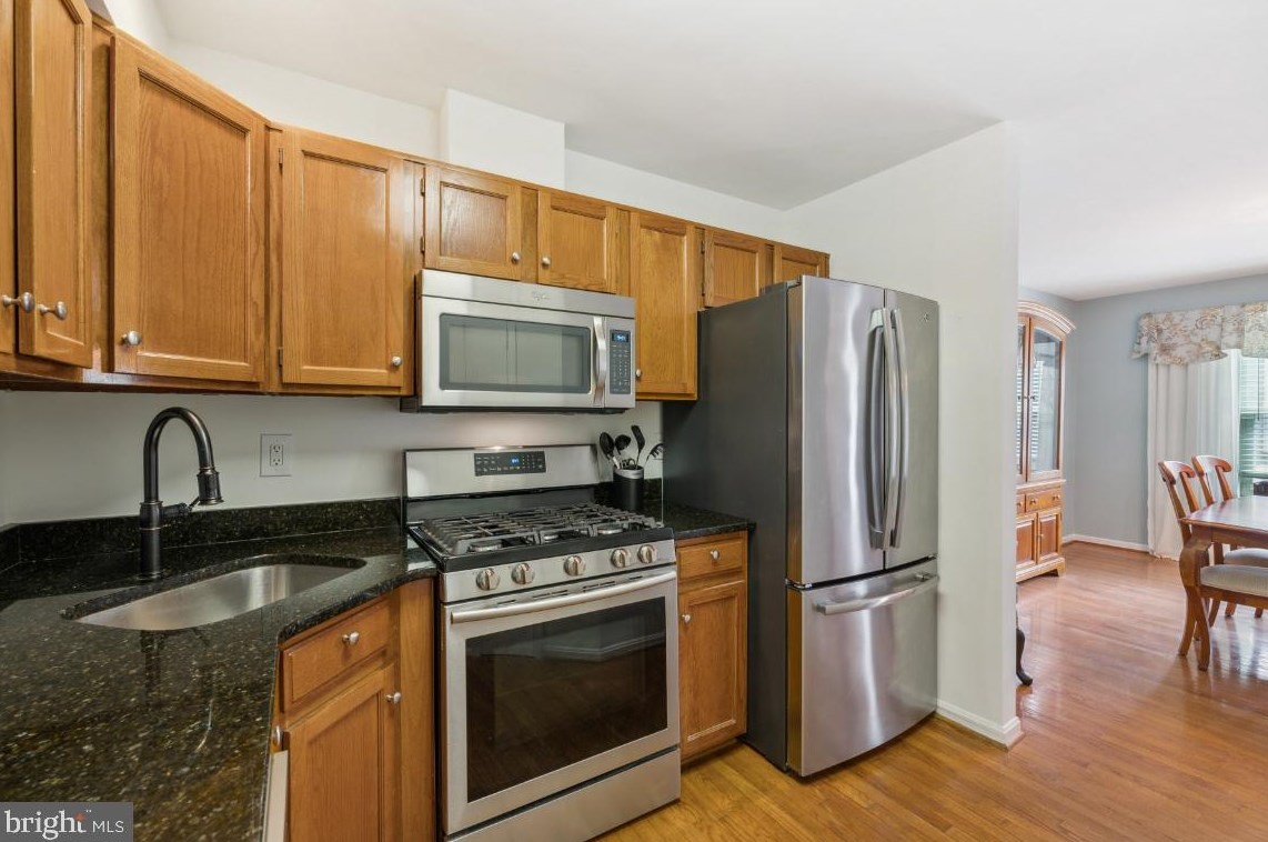 6120 Stonepath Cir, Centreville VA  20120-3422 exterior