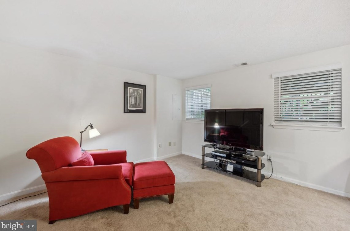 6120 Stonepath Cir, Centreville VA  20120-3422 exterior