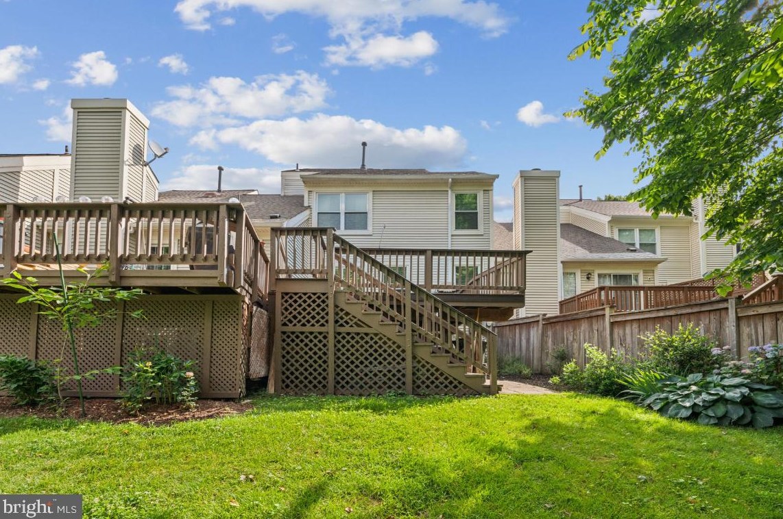 6120 Stonepath Cir, Centreville VA  20120-3422 exterior