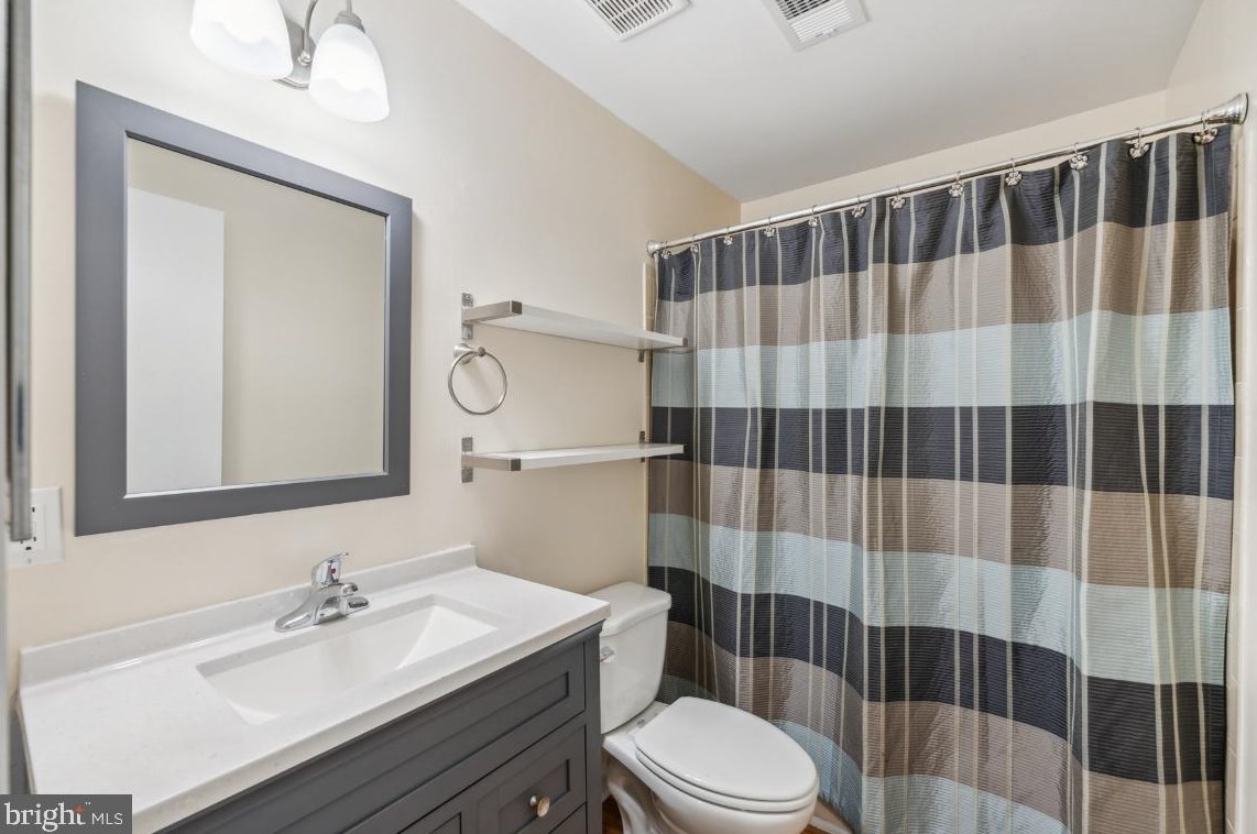 6120 Stonepath Cir, Centreville VA  20120-3422 exterior