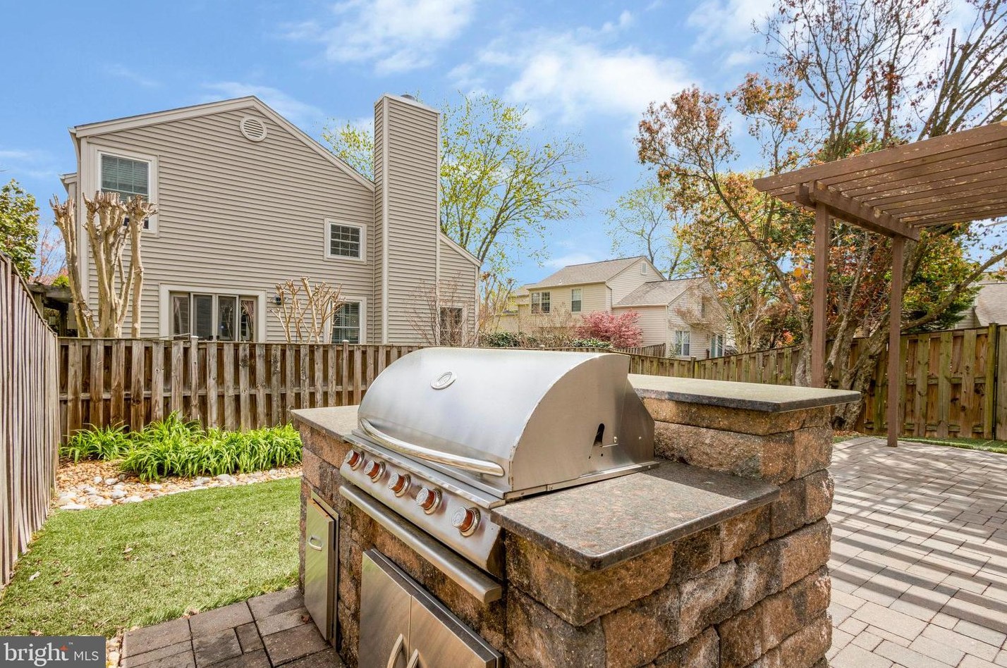 7465 Cross Gate Ln, Alexandria VA 22315-4621 exterior