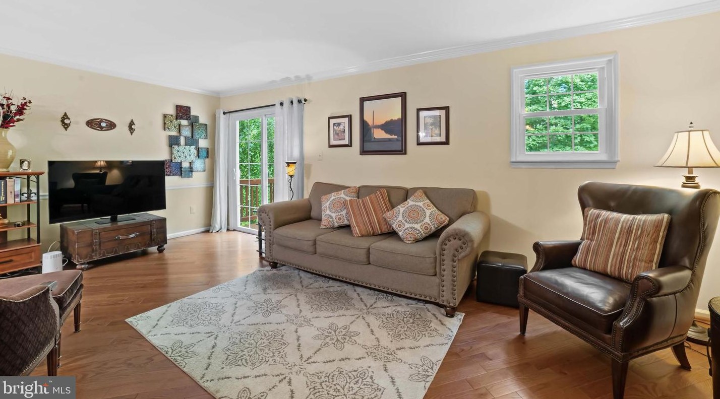 10025 Park Woods Ln, Springfield, VA 22015