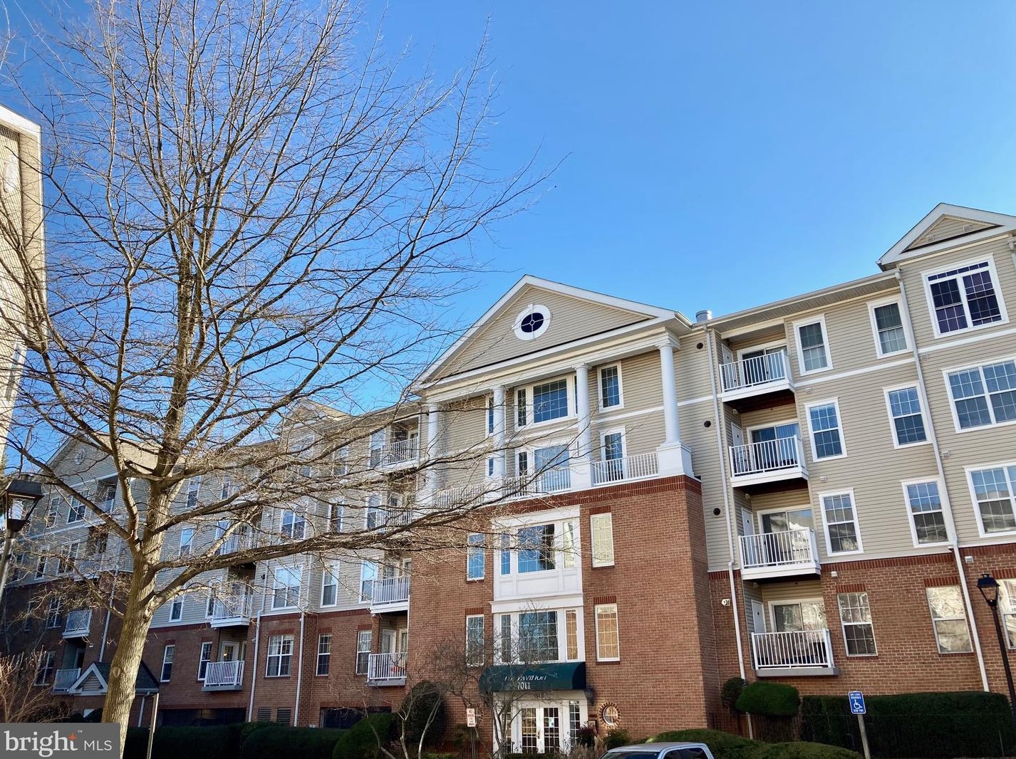 7011 Falls Reach Dr, Falls Church, VA 22043-2338