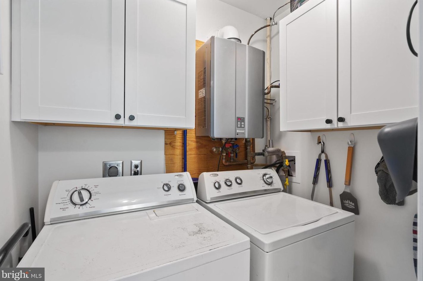 6920 Kenfig Dr, Falls Church VA  22042-3825 exterior