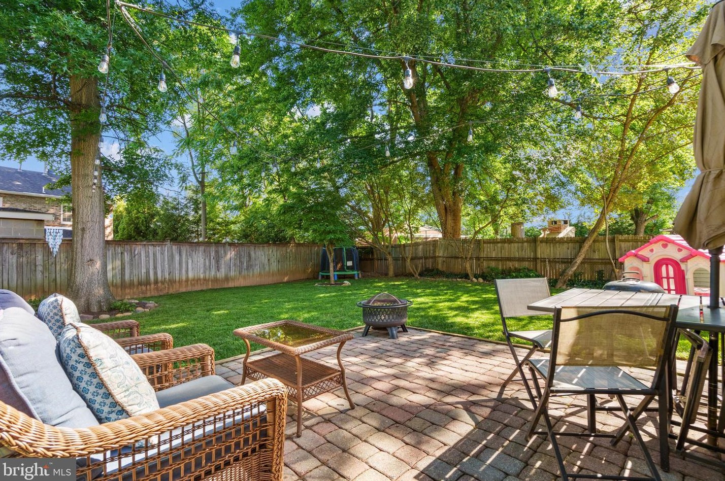 6920 Kenfig Dr, Falls Church VA  22042-3825 exterior