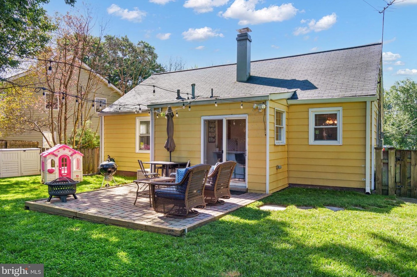 6920 Kenfig Dr, Falls Church VA  22042-3825 exterior