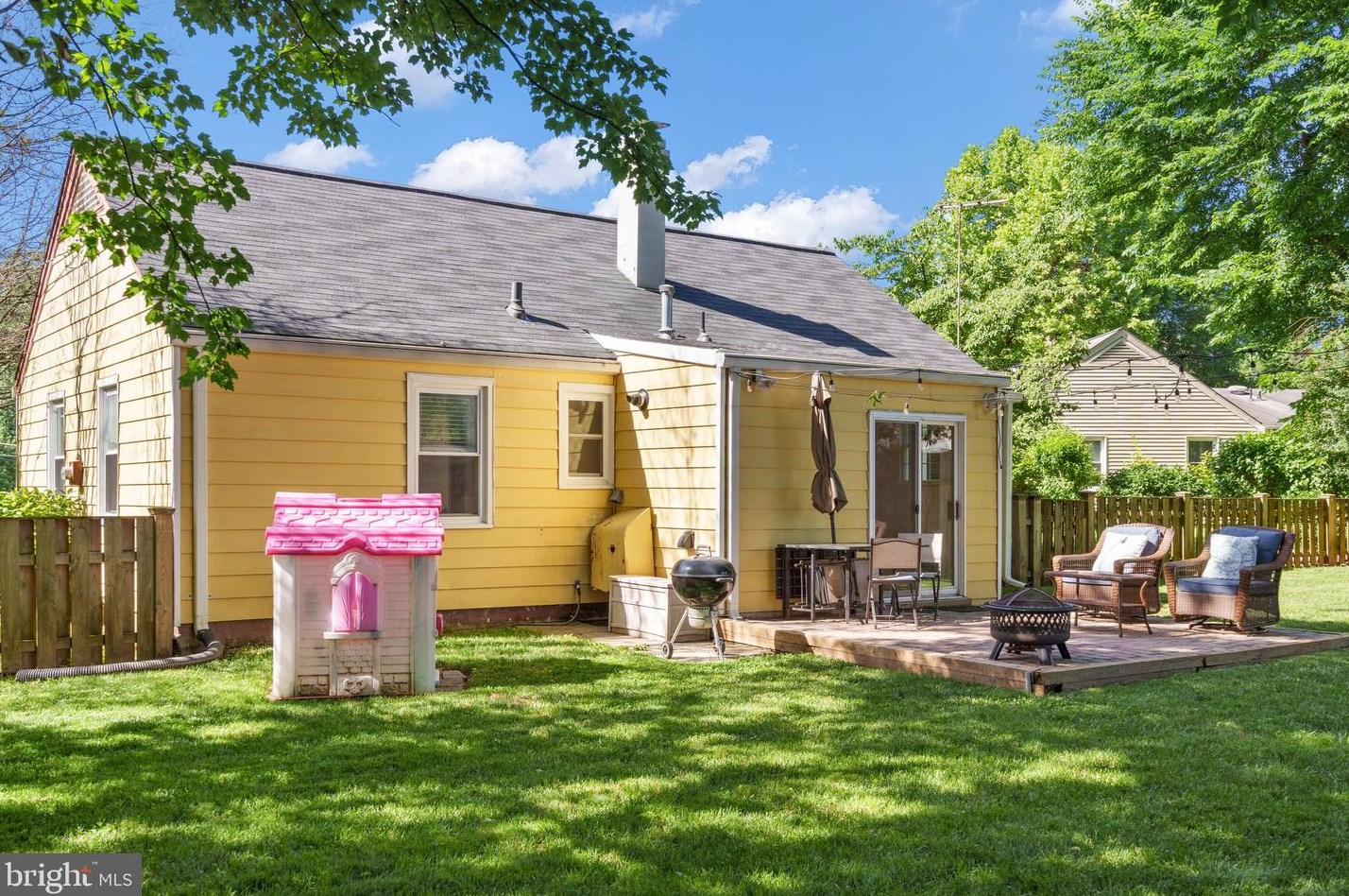 6920 Kenfig Dr, Falls Church VA  22042-3825 exterior