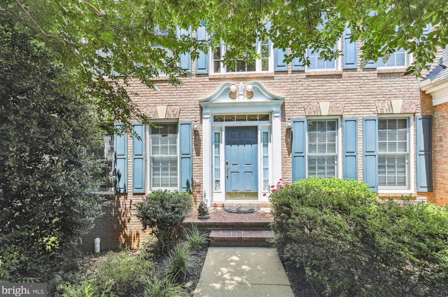 10204 Glen Chase Ct, Fairfax, VA 22032-3271