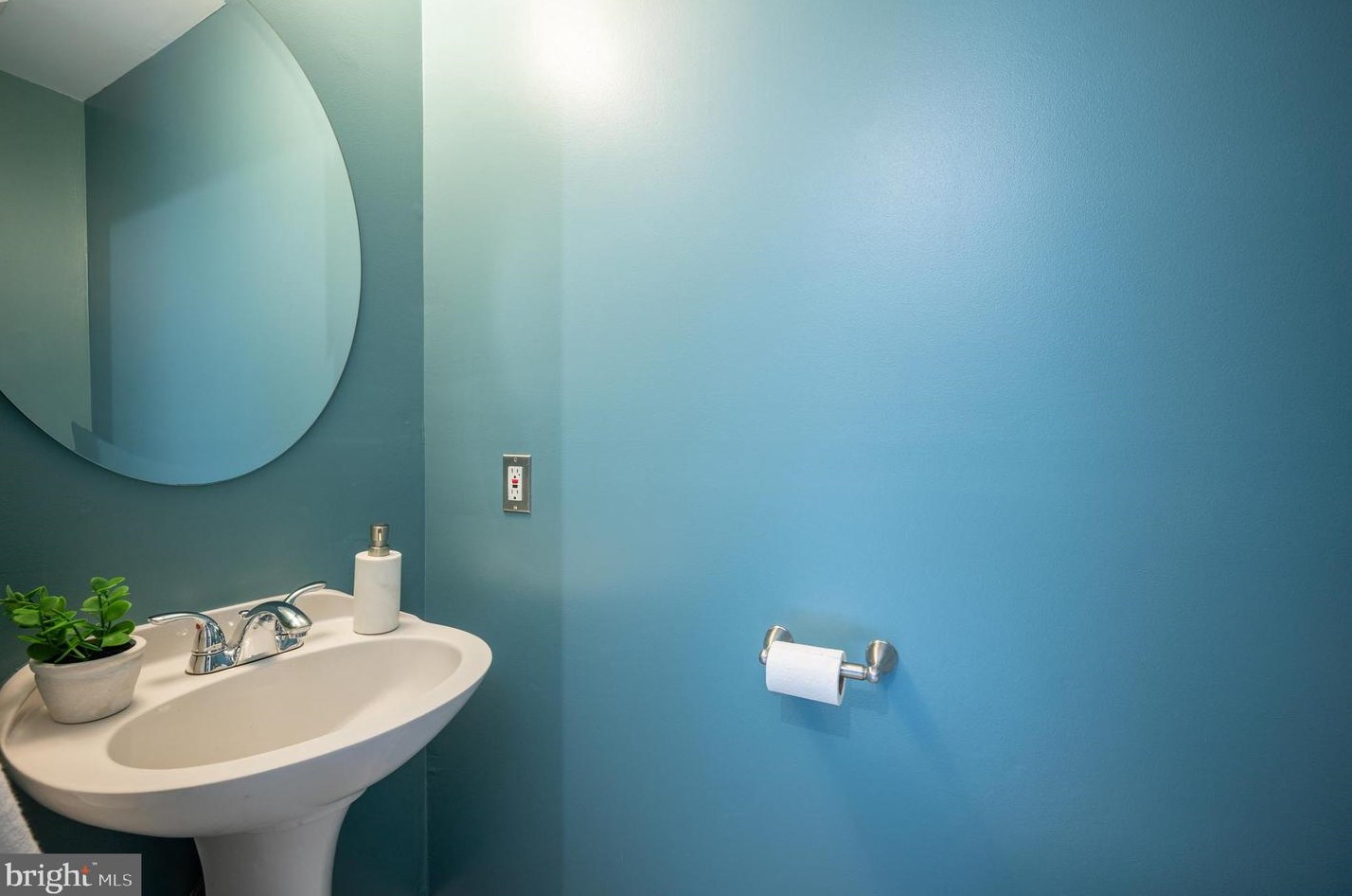 8474 Blue Oak Ct, Springfield VA  22153-3558 exterior