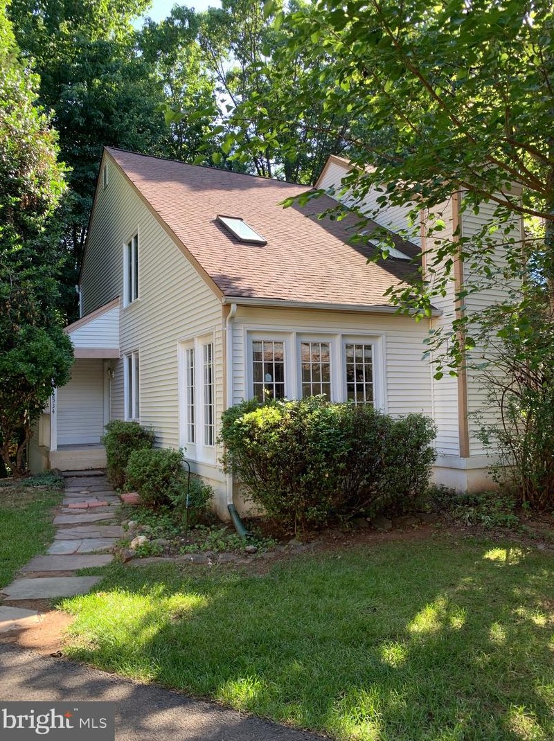 12534 Flatwood Cir, Fairfax, VA 22033-2400