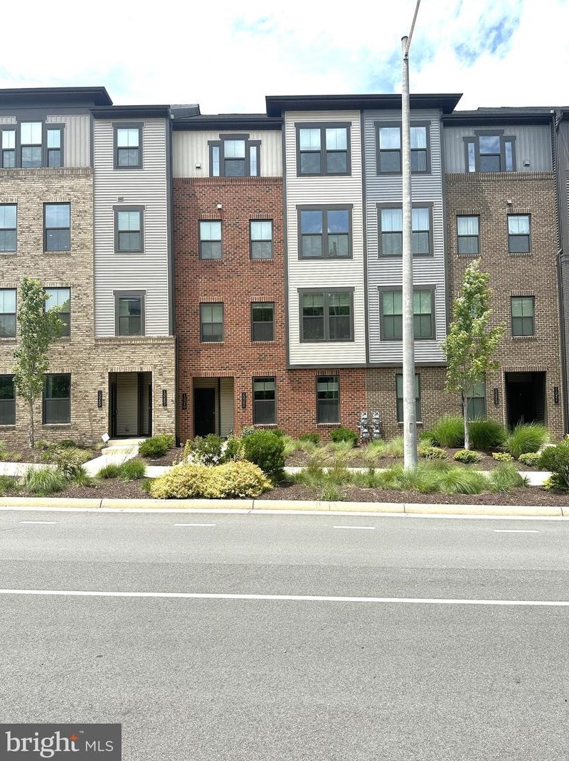 13246 Woodland Park Rd, Herndon VA  20171-3000 exterior