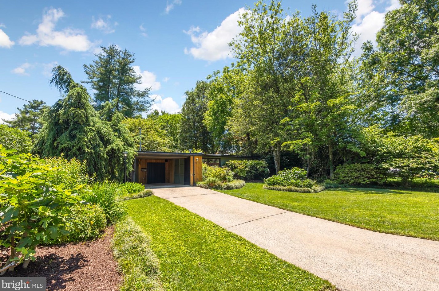 7817 Holmes Run Dr, Falls Church, VA 22042