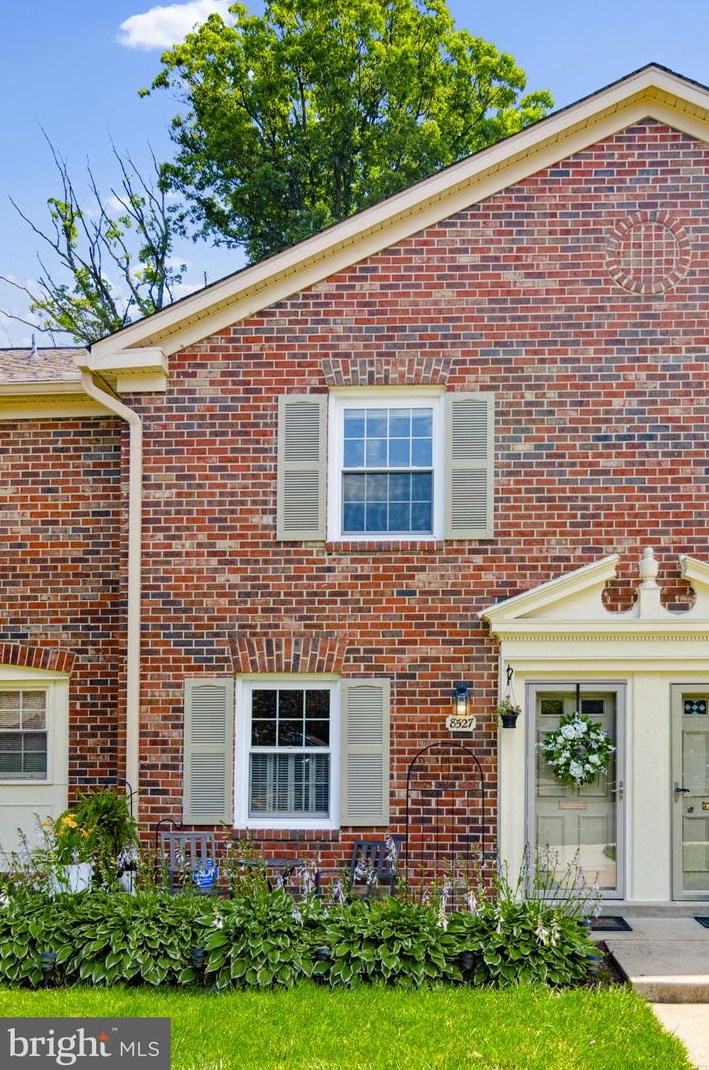 8527 Milford Ct, Springfield VA  22152-1014 exterior