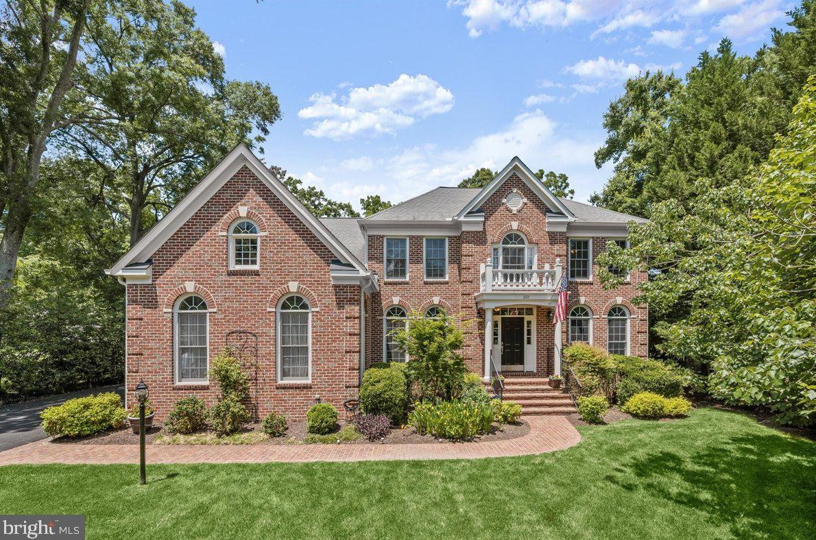 3127 Woodland Ln, Alexandria, VA 22309-2232
