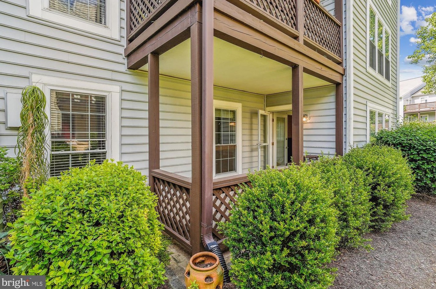 10003 Oakton Terrace Rd, Vienna VA  22124-2941 exterior