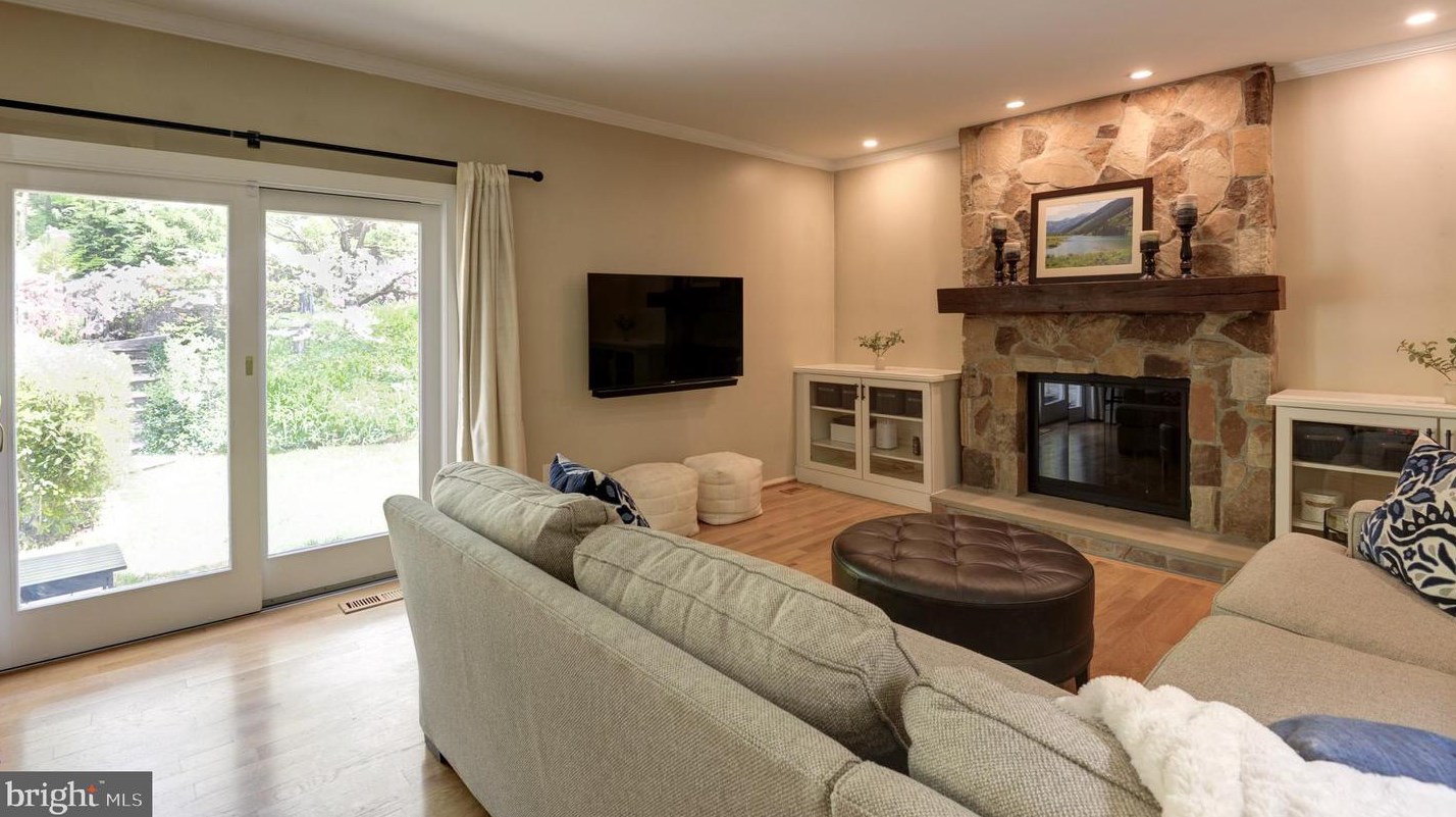 2652 Oakton Glen Dr, Vienna, VA 22181