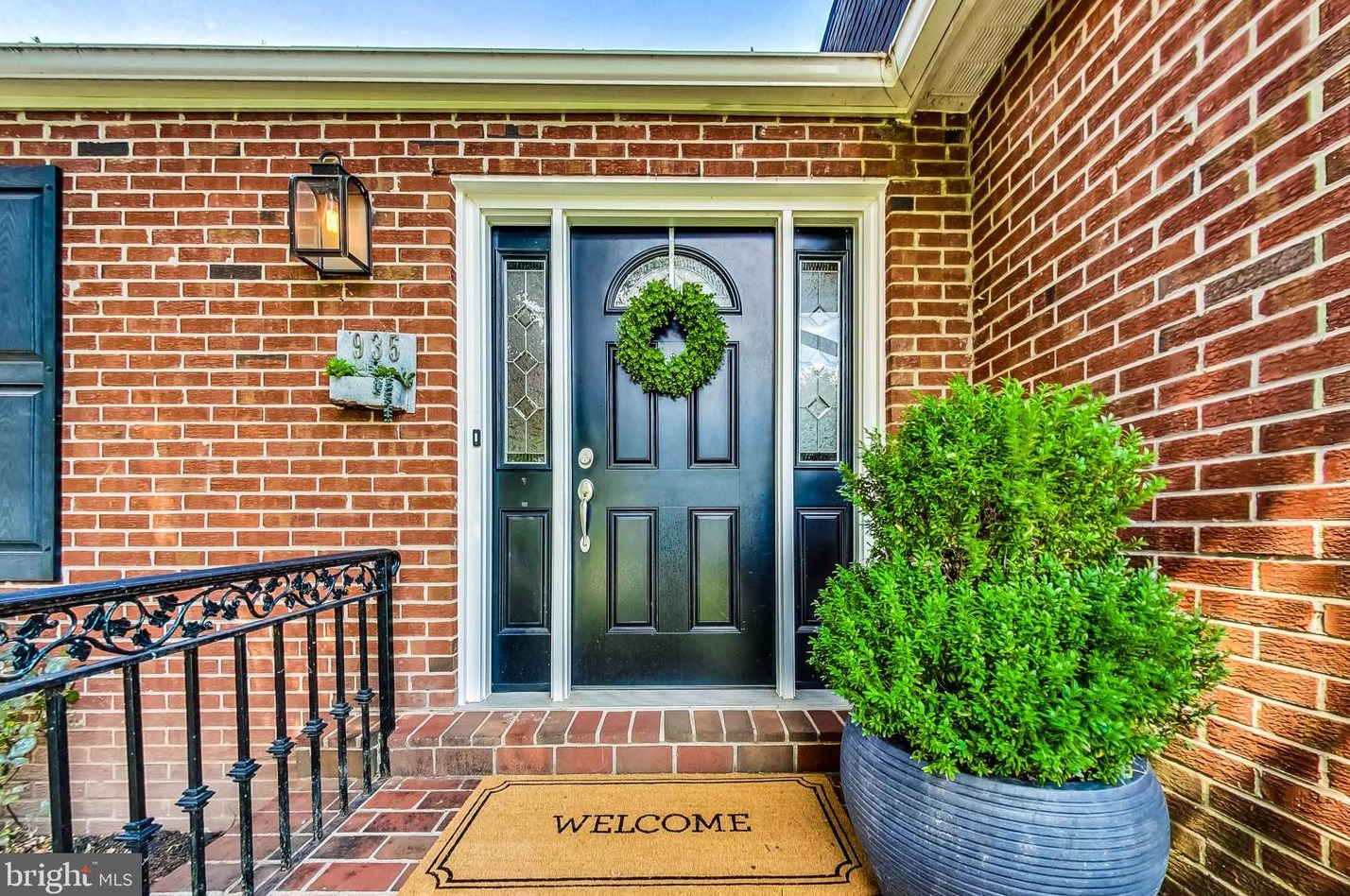 935 Jaysmith St, Great Falls, VA 22066