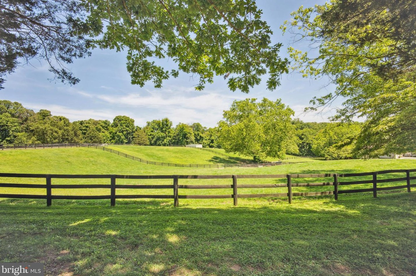 9341 Cornwell Farm Dr, Great Falls, VA 22066