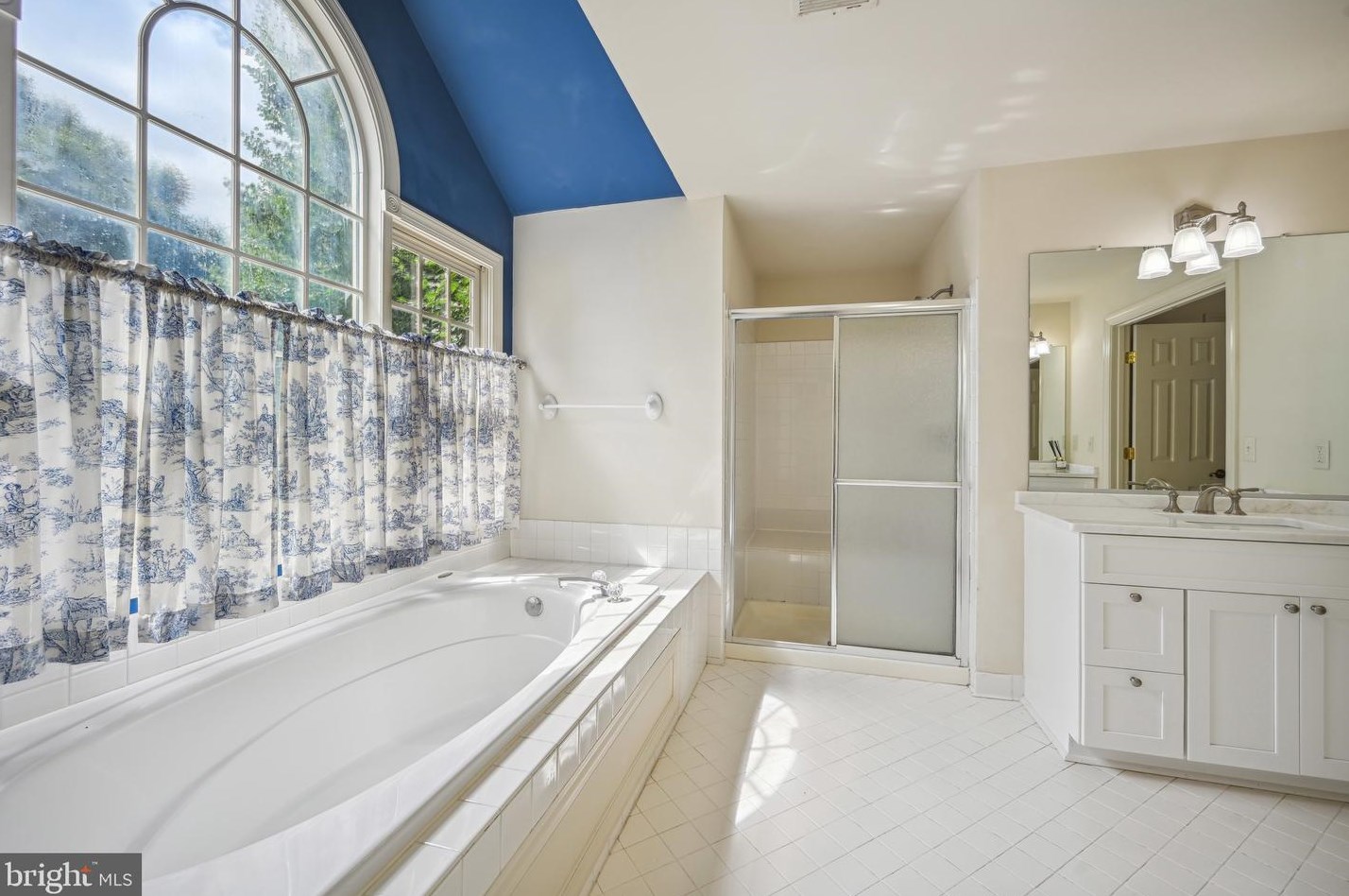 5800 Magnolia Ln, Falls Church VA  22041-1661 exterior