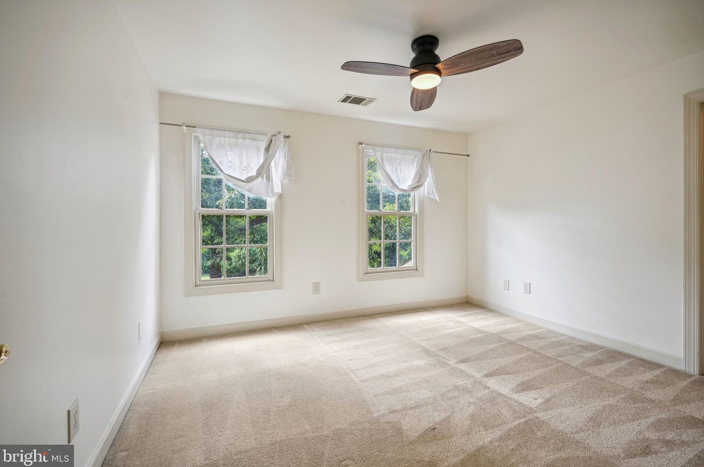 5800 Magnolia Ln, Falls Church VA  22041-1661 exterior