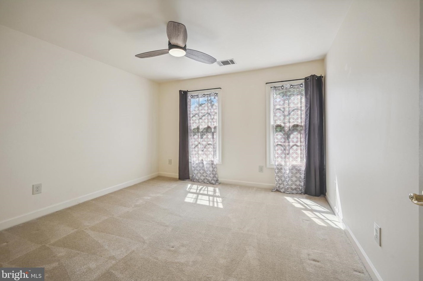 5800 Magnolia Ln, Falls Church VA  22041-1661 exterior