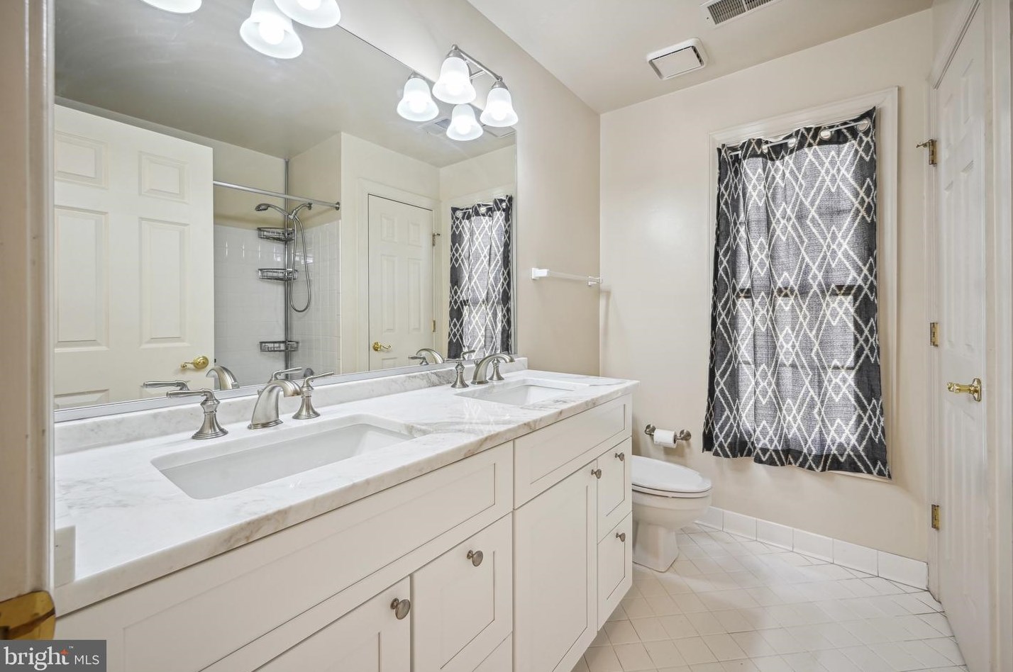 5800 Magnolia Ln, Falls Church VA  22041-1661 exterior