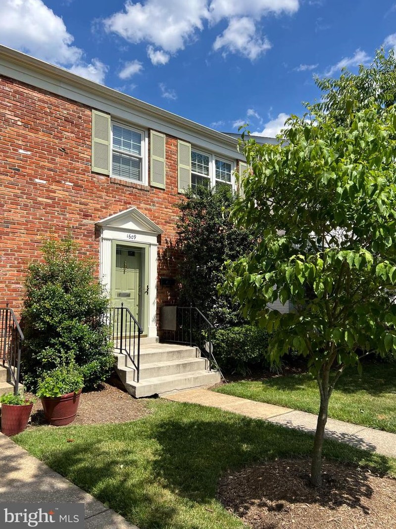 1609 Dunterry Pl, Mc Lean, VA 22101-4318
