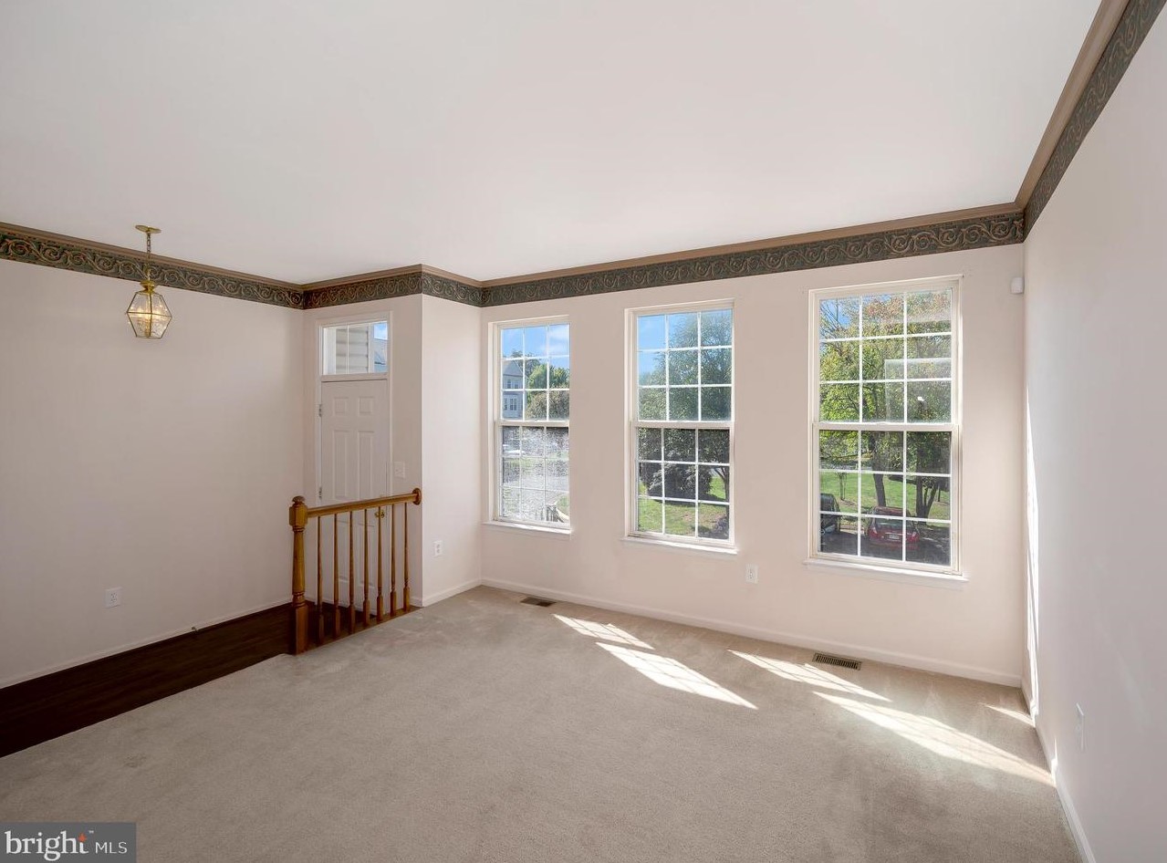 6153 Sw Early Autumn Dr, Centreville, VA 20120