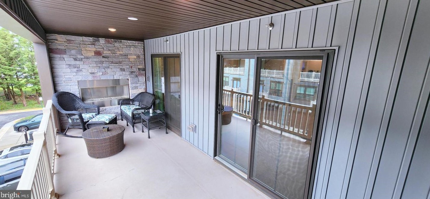 14077 Sunrise Vly Dr, Herndon VA 20191-3301 exterior