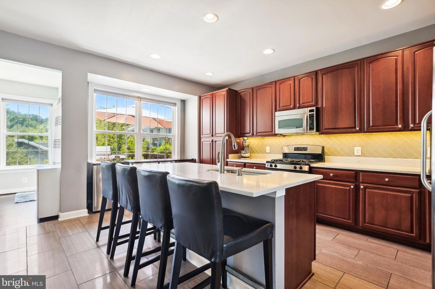 4637 Hummingbird Ln, Fairfax, VA 22033-3745
