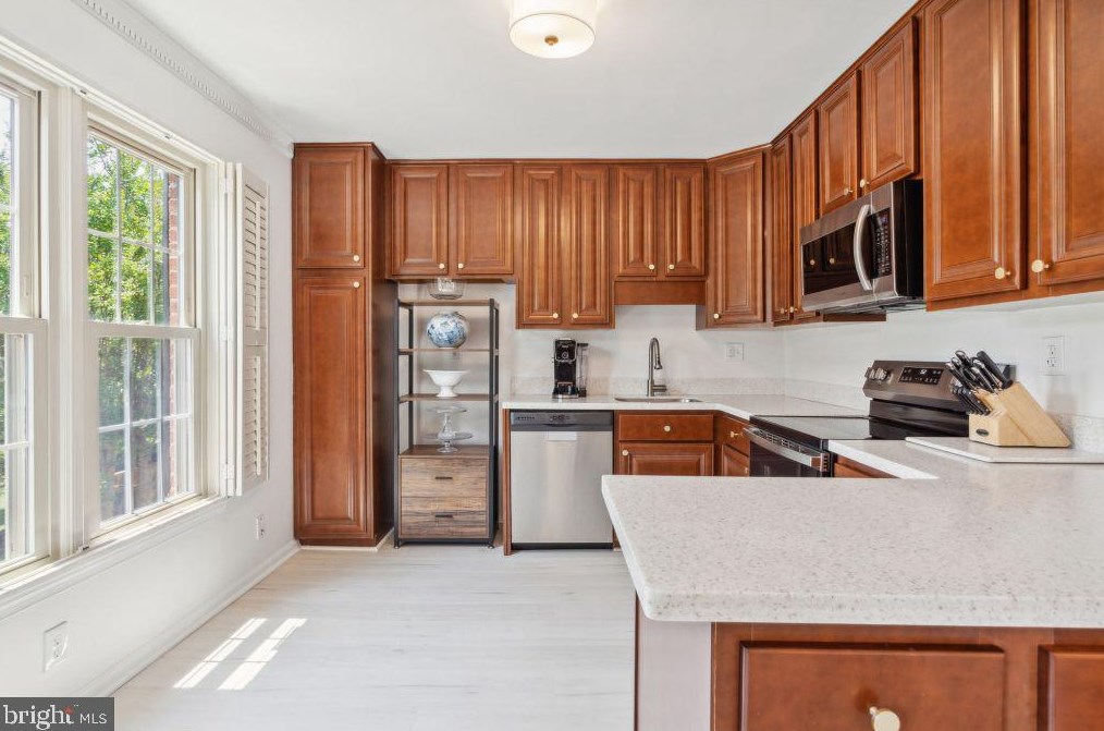 8210 Clifton Farm Ct, Alexandria VA  22306-3260 exterior