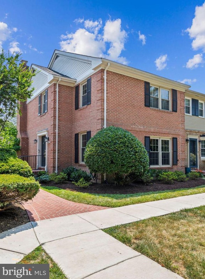 8210 Clifton Farm Ct, Alexandria VA  22306-3260 exterior