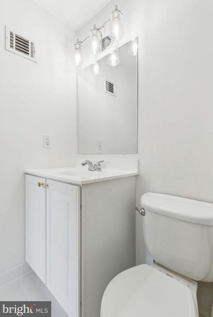 8210 Clifton Farm Ct, Alexandria VA  22306-3260 exterior