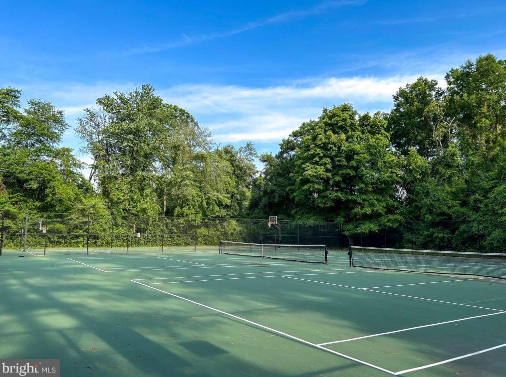 8210 Clifton Farm Ct, Alexandria VA  22306-3260 exterior