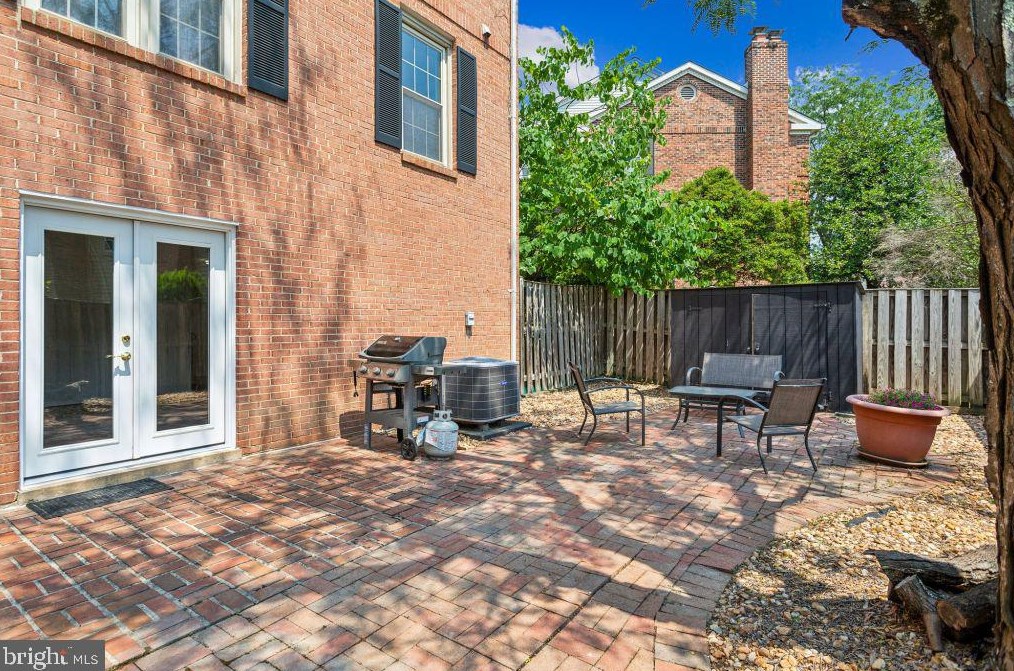 8210 Clifton Farm Ct, Alexandria VA  22306-3260 exterior