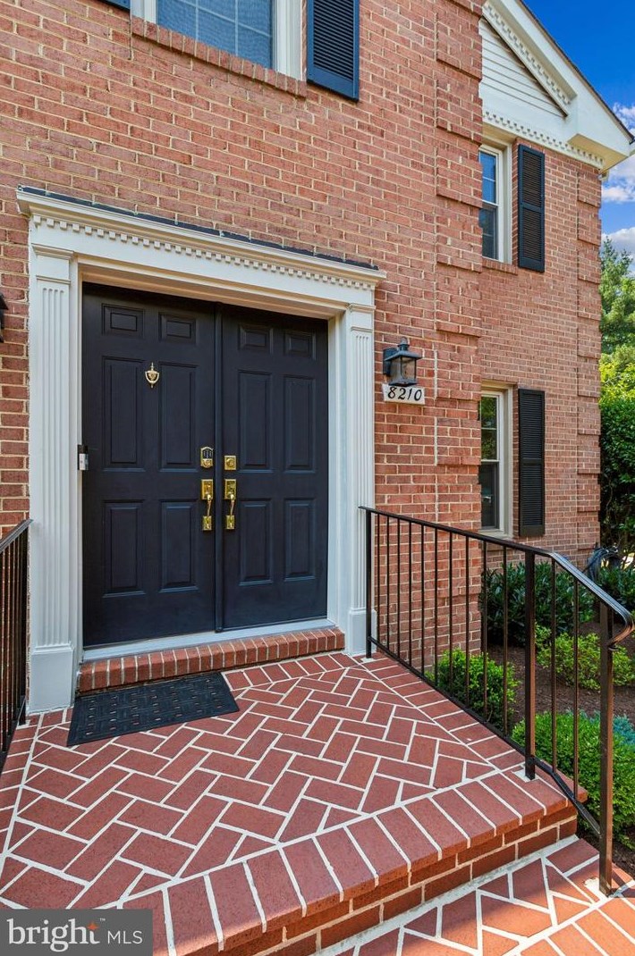 8210 Clifton Farm Ct, Alexandria VA  22306-3260 exterior